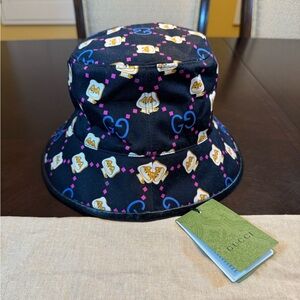 Gucci Black Bucket Hat with Multicolor Pattern